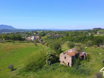 Antico casale panoramicissimo con 22 ettari di terreno